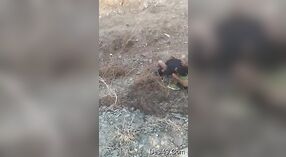 भारतीय भाभी घर के बाहर कमबख्त और निगलने में गर्म वीडियो 0 मिन 50 एसईसी