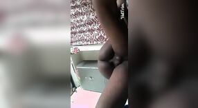 Indiase Paar gets betrapt in de daad van having seks in een MMS video 5 min 00 sec