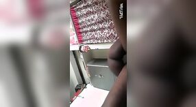 Indiase Paar gets betrapt in de daad van having seks in een MMS video 5 min 20 sec