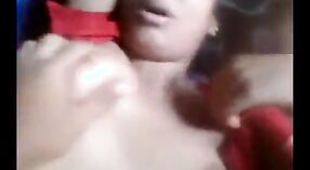 Desi bhabha'nın büyük göğüsleri, bu buharlı videoda sert bir şekilde becerildiğinde zıplıyor 1 dakika 50 saniyelik