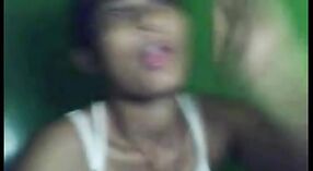 Verführerische indische bhabha verführt Ihren sexuell erregten Nachbarn in hausgemachtem video 2 min 40 s