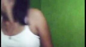 Verführerische indische bhabha verführt Ihren sexuell erregten Nachbarn in hausgemachtem video 3 min 00 s