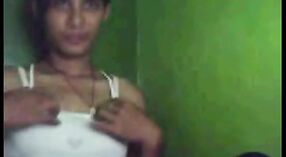 Verführerische indische bhabha verführt Ihren sexuell erregten Nachbarn in hausgemachtem video 3 min 20 s
