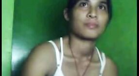 Verführerische indische bhabha verführt Ihren sexuell erregten Nachbarn in hausgemachtem video 0 min 40 s