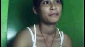 Соблазнительная индианка бхабха соблазняет своего сексуально возбужденного соседа в домашнем видео 1 минута 10 сек