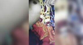 バングラデシュのセクシーな女の子は彼女の恋人に猫を叩きます 0 分 0 秒