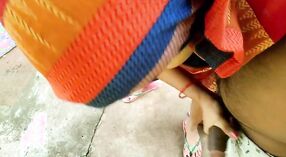 బిగ్ బూటీ మామ్ ఫామ్‌హౌస్ యొక్క పెరటిలో కొట్టబడుతుంది, ఆమె రొమ్ములపై కమ్‌షాట్‌తో ముగించింది 2 మిన్ 40 సెకను
