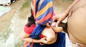 బిగ్ బూటీ మామ్ ఫామ్‌హౌస్ యొక్క పెరటిలో కొట్టబడుతుంది, ఆమె రొమ్ములపై కమ్‌షాట్‌తో ముగించింది 4 మిన్ 20 సెకను