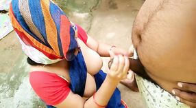 బిగ్ బూటీ మామ్ ఫామ్‌హౌస్ యొక్క పెరటిలో కొట్టబడుతుంది, ఆమె రొమ్ములపై కమ్‌షాట్‌తో ముగించింది 0 మిన్ 40 సెకను