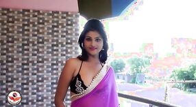 Estudiante universitario aficionado en un sari seductor posa para una sesión de fotos caliente 1 mín. 30 sec