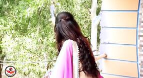 Estudiante universitario aficionado en un sari seductor posa para una sesión de fotos caliente 2 mín. 40 sec