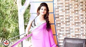 Dilettante collegio studente in un seducente sari pose per un caldo photo shoot 7 min 20 sec