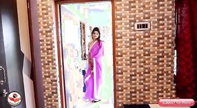 Estudiante universitario aficionado en un sari seductor posa para una sesión de fotos caliente 8 mín. 30 sec