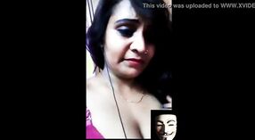 Desi bhabhi Sonja ostenta seus bens durante uma chamada de vídeo 1 minuto 40 SEC
