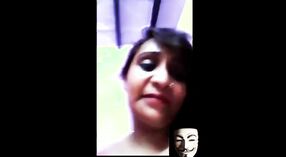 Desi bhabhi Sonja ostenta seus bens durante uma chamada de vídeo 1 minuto 10 SEC