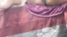 Chica india con un vestido morado es follada duro por el culo por un chico 1 mín. 40 sec