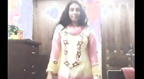 Indiase vriendin van Hyderabad enjoys vingeren haar kutje en Grote borsten 24 min 30 sec