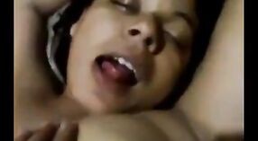 Indyjski bhabhi Lavanya explores jej duży tyłek i duży cycki w to desi porno wideo 3 / min 40 sec
