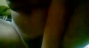 Дези Бхабхи с большой грудью раздевается и пачкается в жестком ммс-видео 1 минута 40 сек