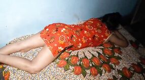 হলুদ ব্রাতে ভারতীয় কলেজের মেয়েটি একটি শৃঙ্গাকার লোক দ্বারা ধাক্কা খায় 1 মিন 10 সেকেন্ড