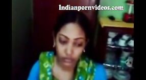 Индийская домохозяйка Бангла трахается с большим членом своего дяди 2 минута 40 сек