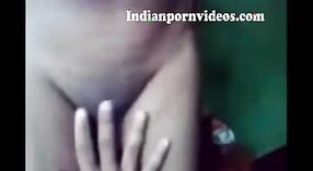 Indische Hausfrau Bangla wird vom großen Schwanz ihres Onkels geschlagen 3 min 20 s