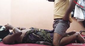 একটি মুখোশে ভারতীয় স্ত্রী এবং নীল ব্রা তার প্রেমিককে একটি তীব্র ব্লজব দেয় 2 মিন 00 সেকেন্ড