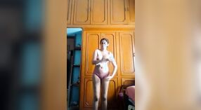 Desi ' s solo show op webcam bevat een naakt en geil meisje 0 min 0 sec