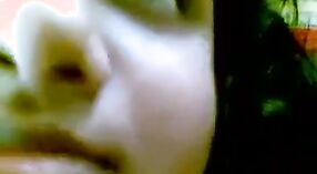 Зрелая индийская красотка из Пуны впервые раздевается в этом видео 0 минута 40 сек