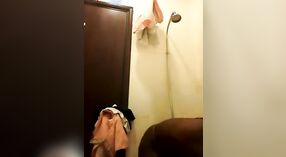 Adegan telanjang kamar hotel yang menampilkan video seks India yang panas 2 min 20 sec