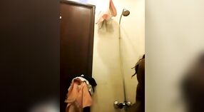 Adegan telanjang kamar hotel yang menampilkan video seks India yang panas 3 min 10 sec