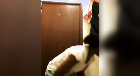 Adegan telanjang kamar hotel yang menampilkan video seks India yang panas 0 min 0 sec