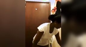 Adegan telanjang kamar hotel yang menampilkan video seks India yang panas 0 min 50 sec