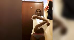 Adegan telanjang kamar hotel yang menampilkan video seks India yang panas 1 min 00 sec