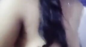 Une fille potelée sexy se déshabille et montre ses seins dans une vidéo de selfie MMS 3 minute 00 sec