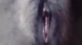 Une fille potelée sexy se déshabille et montre ses seins dans une vidéo de selfie MMS 3 minute 40 sec