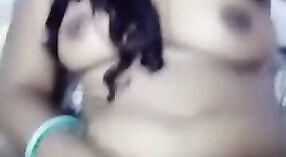 Sexy paffuto ragazza strisce e mostra le sue tette in MMS selfie video 4 min 20 sec