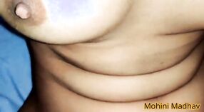 Video de audio hindi de Madhav follando el culo caliente de la tía Mohini en un sari 4 mín. 50 sec