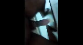 Ấn độ vợ được một thổi kèn và bú cặc trong video khiêu dâm này 2 tối thiểu 20 sn