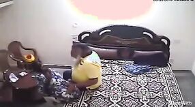 インドの女は、ウェブカメラでパンジャビおじさんに叩かれます 1 分 30 秒
