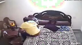 インドの女は、ウェブカメラでパンジャビおじさんに叩かれます 4 分 20 秒