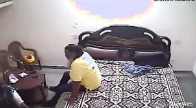 インドの女は、ウェブカメラでパンジャビおじさんに叩かれます 1 分 00 秒