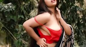 Peituda Desi esposa mostra fora dela grande natural mamas em uma fumegante ao ar livre vídeo 1 minuto 20 SEC