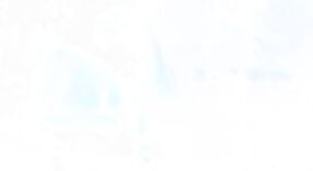 পীনস্তনী দেশি স্ত্রী একটি বাষ্পীয় বহিরঙ্গন ভিডিওতে তার বড় প্রাকৃতিক বুবগুলি প্রদর্শন করে 3 মিন 10 সেকেন্ড