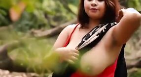 Istri Desi berdada memamerkan payudara alaminya yang besar dalam video luar ruangan yang beruap 0 min 40 sec