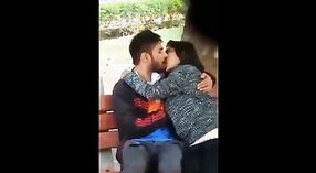 Pasangan terangsang menikmati seks di luar ruangan dengan blowjob dan foreplay 0 min 0 sec