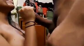 Pijpbeurt Indiase seks leads naar cumshot Op gezicht van opgewonden vriend 6 min 20 sec