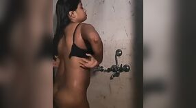 Sexy Desi bambino prende nudo in il bagno per alcuni steamy azione 3 min 50 sec