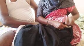 Indiase tante verleidt haar Desi collega voor een hete pijpbeurt 2 min 00 sec