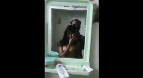 Bhabhi indiase babe plaagt en verleidt haar man in heet video 1 min 20 sec